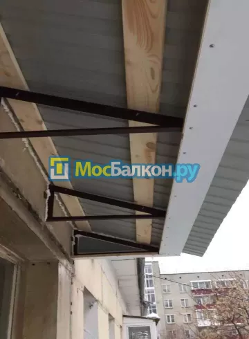 Крыша на балконе в Красногорске монтаж и ремонт по выгодной цене от МосБалкон