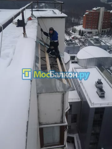 Крыша на балконе в Красногорске монтаж и ремонт по выгодной цене от МосБалкон