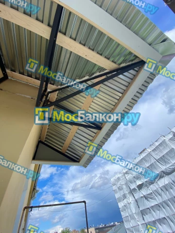 Крыша на балконе в Красногорске монтаж и ремонт по выгодной цене от МосБалкон
