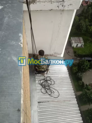 Крыша на балконе в Красногорске монтаж и ремонт по выгодной цене от МосБалкон
