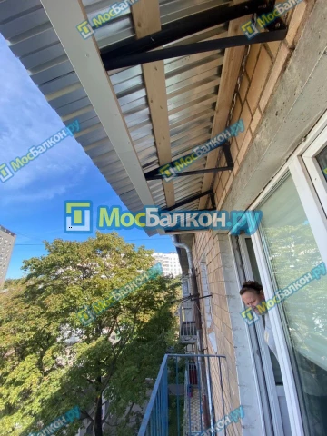 Крыша на балконе в Красногорске монтаж и ремонт по выгодной цене от МосБалкон