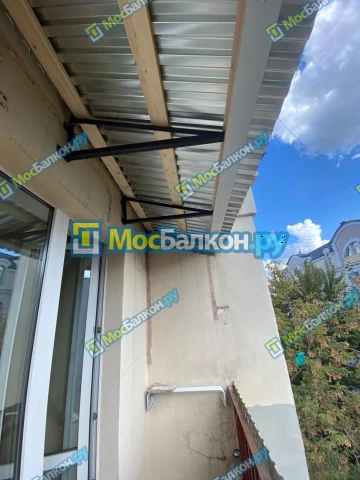 Крыша на балконе в Красногорске монтаж и ремонт по выгодной цене от МосБалкон