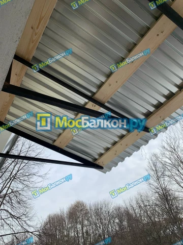 Крыша на балконе в Красногорске монтаж и ремонт по выгодной цене от МосБалкон