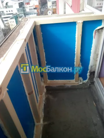 Установка каркасов для остекления балконов - компания МосБалкон в Москве