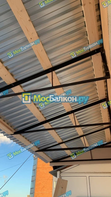 Крыша на балконе в Красногорске монтаж и ремонт по выгодной цене от МосБалкон