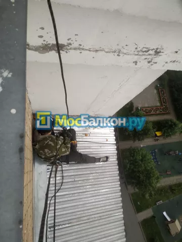 Крыша на балконе в Красногорске монтаж и ремонт по выгодной цене от МосБалкон