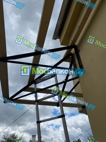Крыша на балконе в Красногорске монтаж и ремонт по выгодной цене от МосБалкон